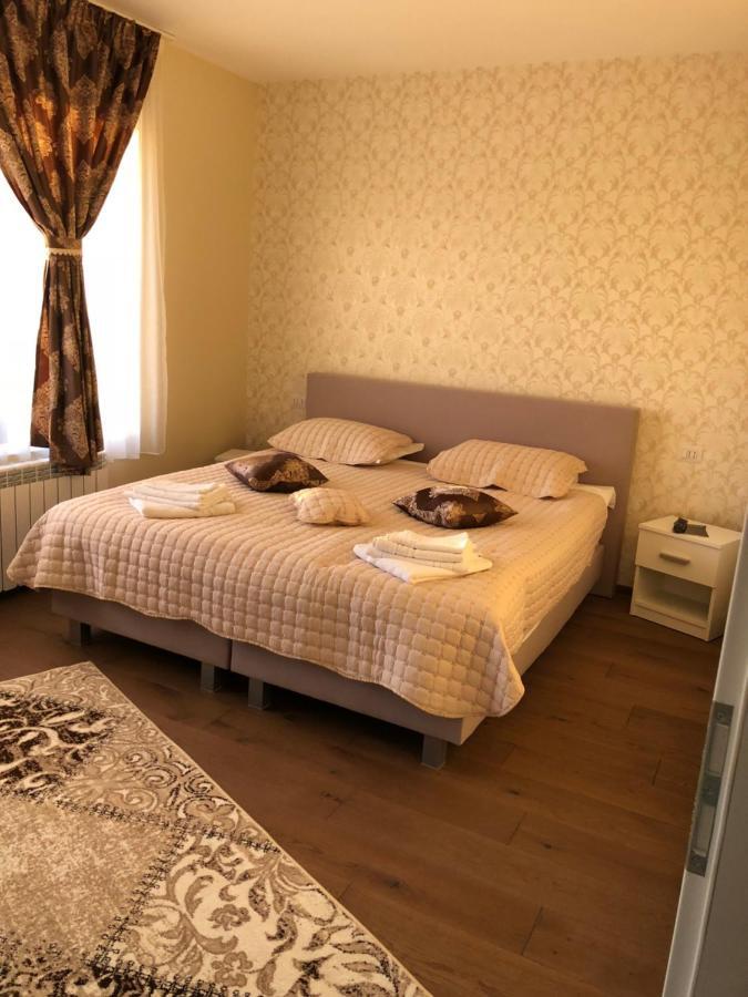 Aleria De Piatra Aparthotel Piatra Neamt Exterior photo